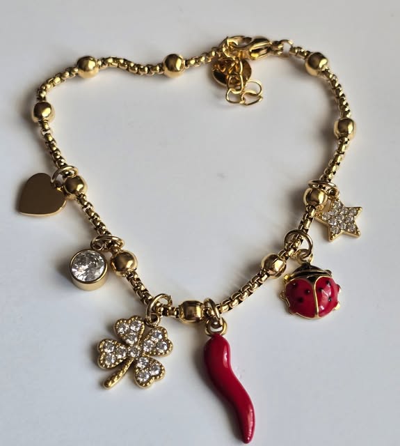 Pulseira dourada com amuletos da sorte