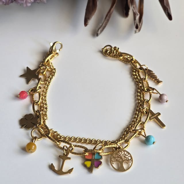 Pulseira dourada de três correntes com berloques